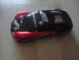Coche de juguete deportivo rojo y negro
