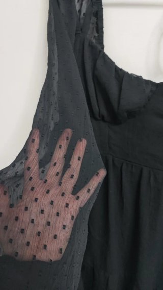 Vestido negro manga larga transparente