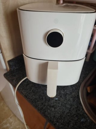 Freidora de aire blanca con pegatinas