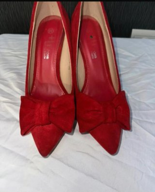 Tacones rojos con lazo
