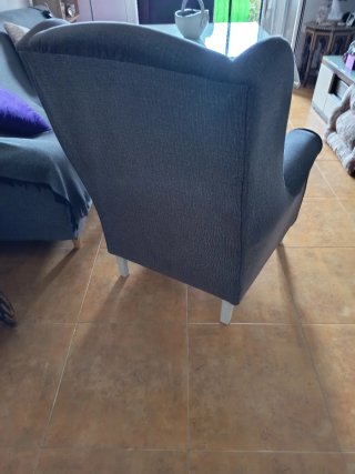 Sillón orejero gris tela