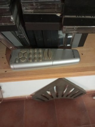 Equipo de música con dos bafles y mando a distanci