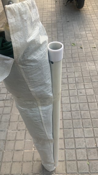 Sombrilla verde de tela y plástico