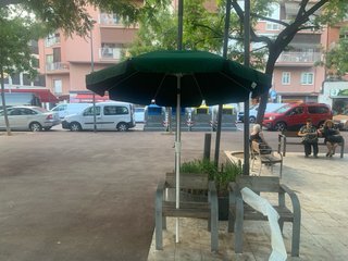 Sombrilla verde de tela y plástico