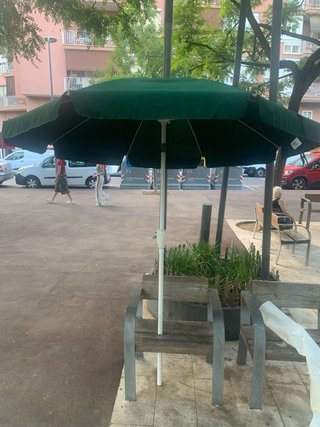 Sombrilla verde de tela y plástico