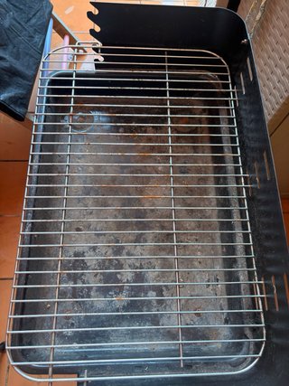 Barbacoa de metal y plástico