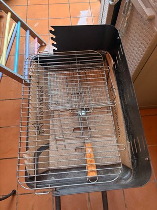 Barbacoa de metal y plástico