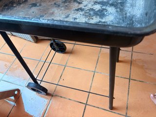 Barbacoa de metal y plástico
