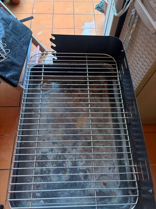 Barbacoa de metal y plástico