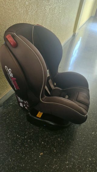 Silla de coche Megamax roja y negra 2 x 30€