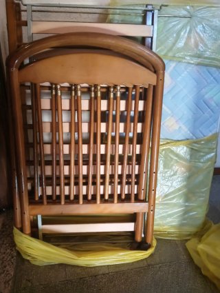 Cuna de bebé de madera con colchón