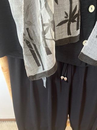 Conjunto pantalón, blusa y fular negro