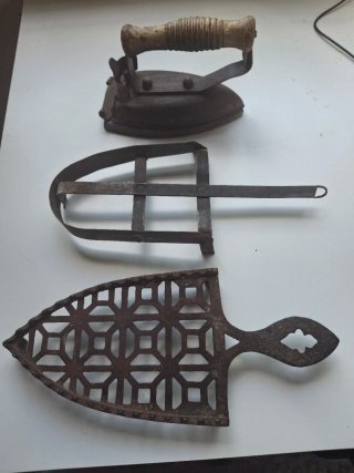 Plancha antigua y accesorios