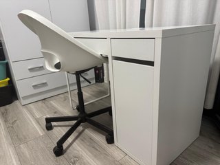 Escritorio blanco con silla