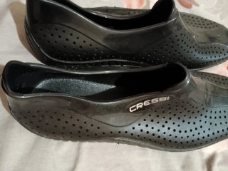 Zapatos negros de goma para hombre