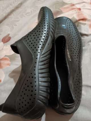 Zapatos negros de goma para hombre