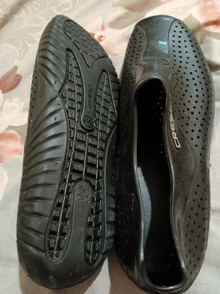 Zapatos negros de goma para hombre