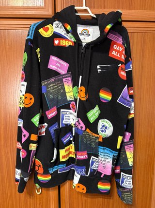 Sudadera Hollister con parches Pride Talla S