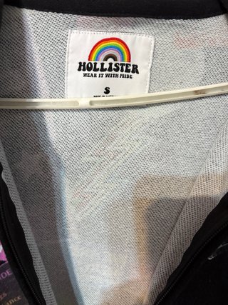 Sudadera Hollister con parches Pride Talla S