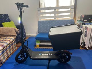 Patinete eléctrico con caja de carga
