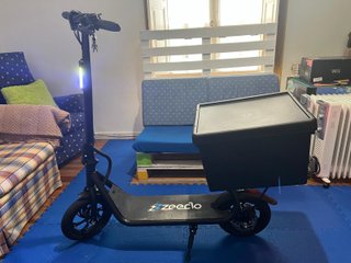 Patinete eléctrico con caja de carga