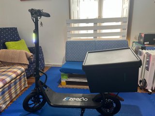 Patinete eléctrico con caja de carga