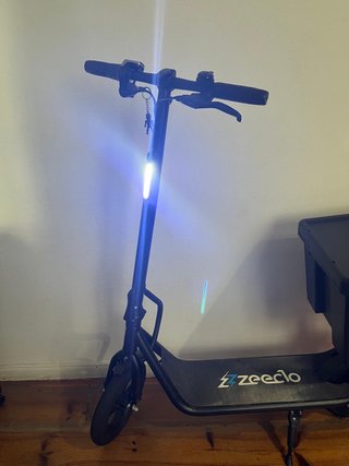 Patinete eléctrico con caja de carga
