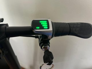 Patinete eléctrico con caja de carga