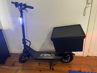 Patinete eléctrico con caja de carga