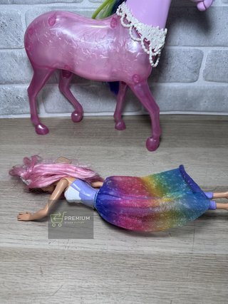 Unicornio y muñeca barbie