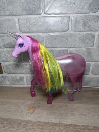 Unicornio y muñeca barbie