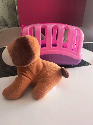 Perrito de peluche con transportín rosa