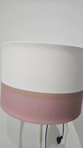 Lámpara de pie rosa y blanca