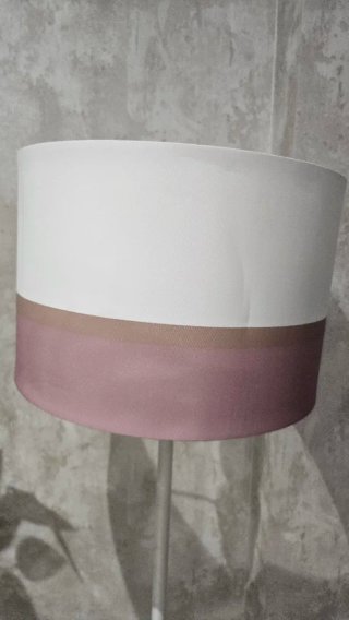 Lámpara de pie rosa y blanca