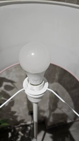 Lámpara de pie rosa y blanca
