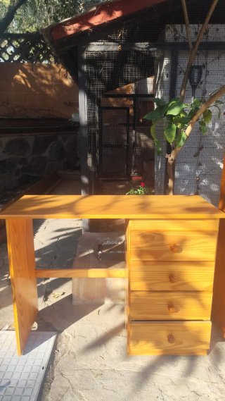 Estantería y escritorio de madera de pino