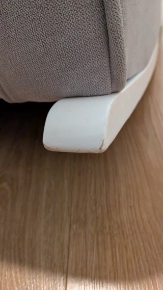 Sillón de lactancia gris con mecedora