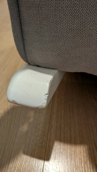 Sillón de lactancia gris con mecedora