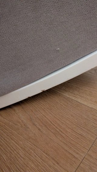 Sillón de lactancia gris con mecedora
