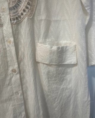 Camisola blanca con pedrería y bolsillos