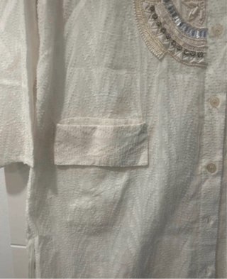 Camisola blanca con pedrería y bolsillos