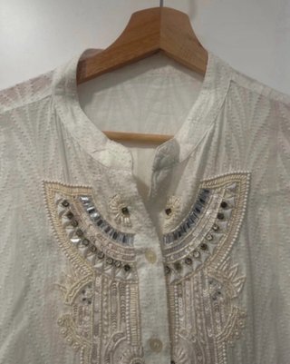 Camisola blanca con pedrería y bolsillos