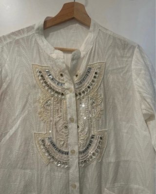 Camisola blanca con pedrería y bolsillos
