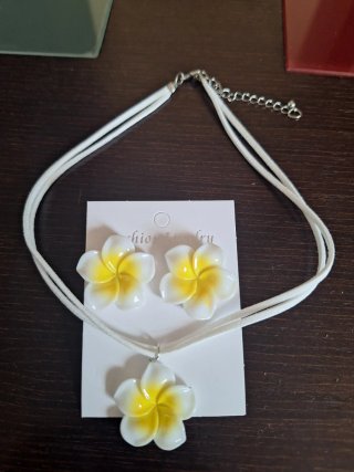 Conjunto collar y pendientes flor