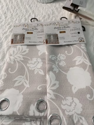 Cortinas Beige y Blancas con Flores