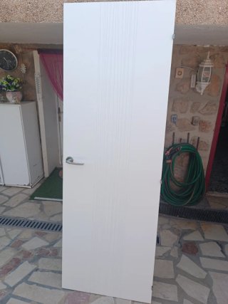 Puerta blanca moderna 20€ cada uno.