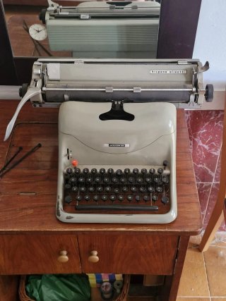Máquina de escribir Hispano Olivetti Lexicon 80
