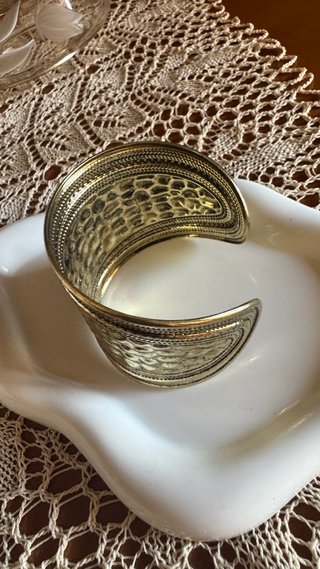 Bracciale donna rigido maxi oro martellato