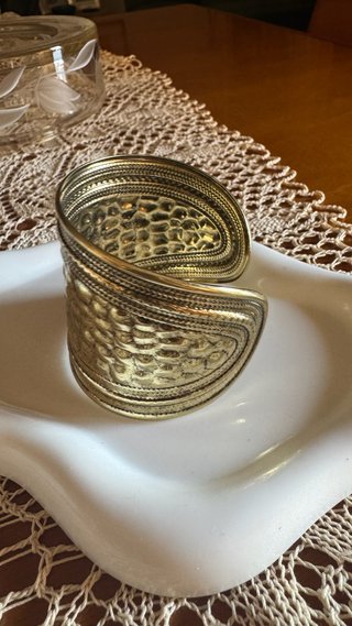 Bracciale donna rigido maxi oro martellato