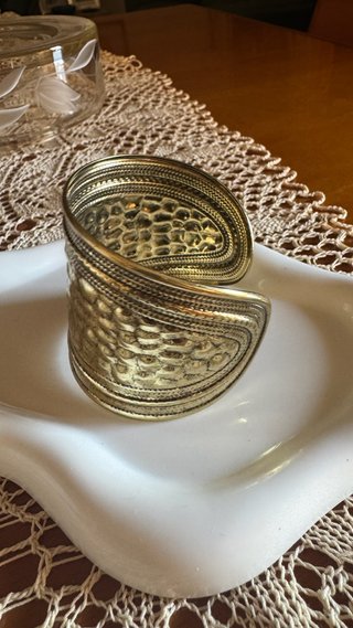 Bracciale donna rigido maxi oro martellato